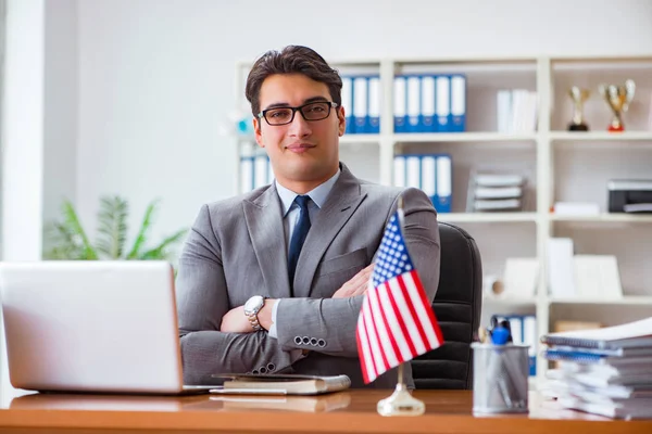 Thuê đại diện người Mỹ là xu hướng hiện hành 
